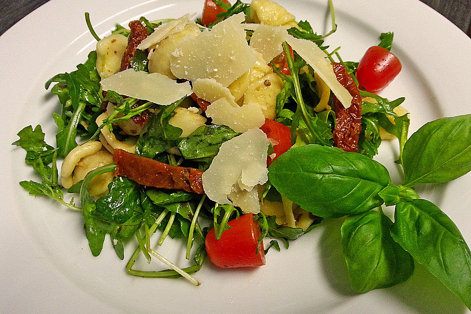 Italienischer Nudelsalat mit Rucola und getrockneten Tomaten