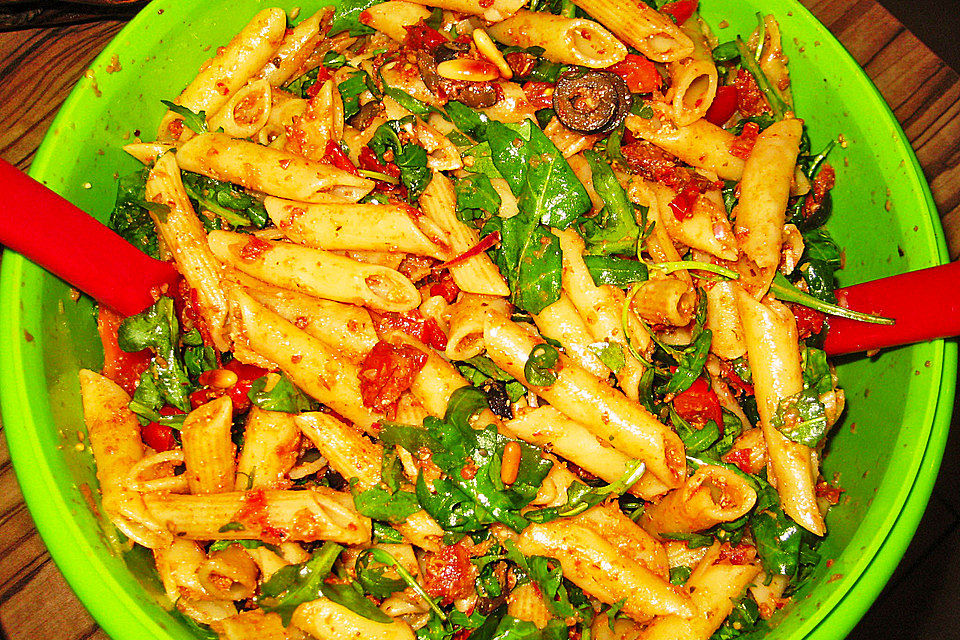 Italienischer Nudelsalat mit Rucola und getrockneten Tomaten