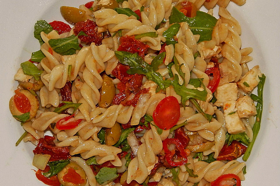 Italienischer Nudelsalat mit Rucola und getrockneten Tomaten