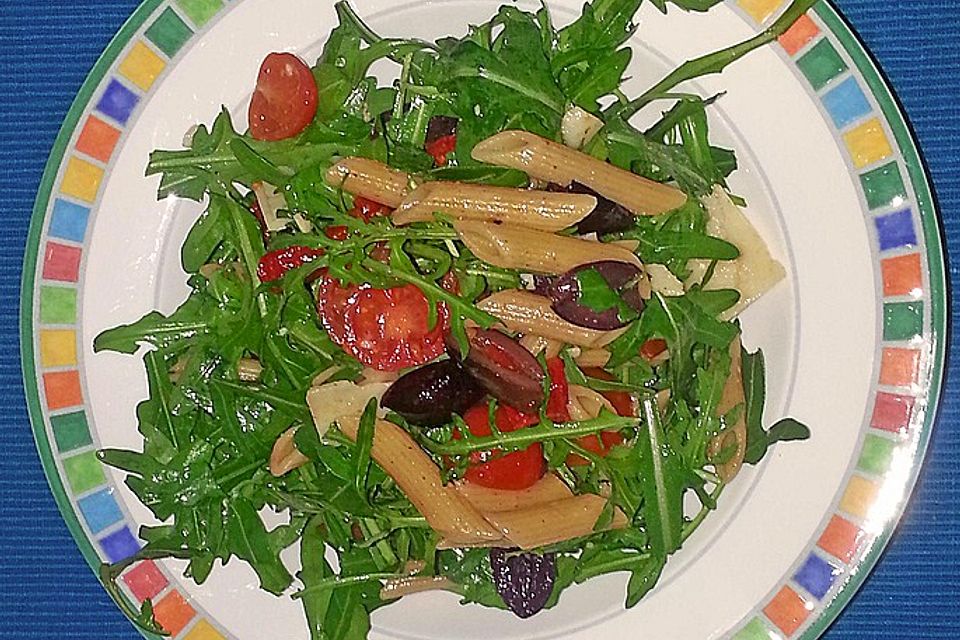 Italienischer Nudelsalat mit Rucola und getrockneten Tomaten