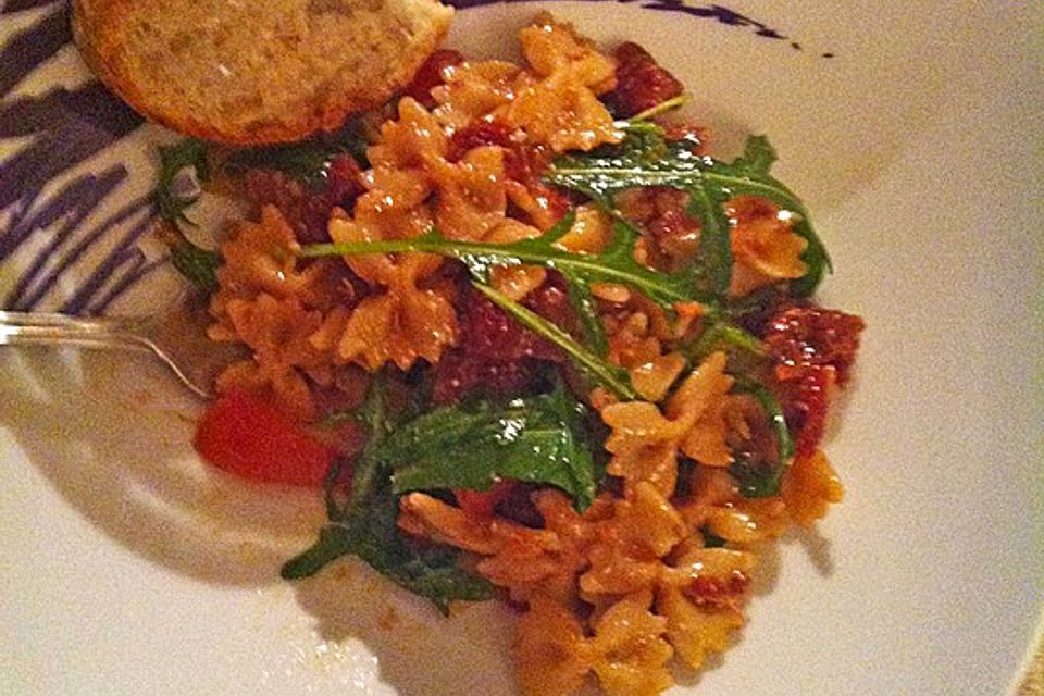 Italienischer Nudelsalat mit Rucola und getrockneten Tomaten