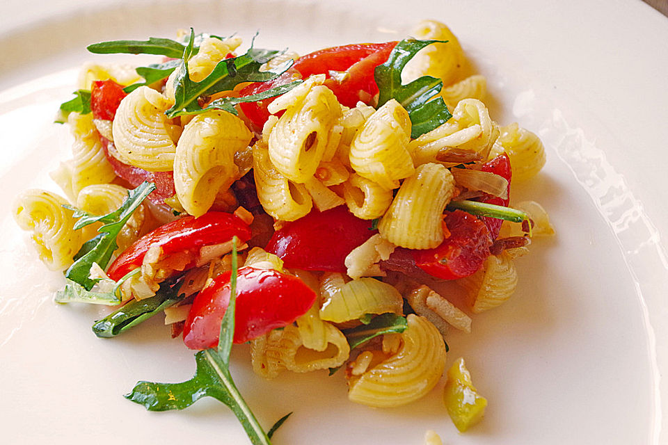 Italienischer Nudelsalat mit Rucola und getrockneten Tomaten