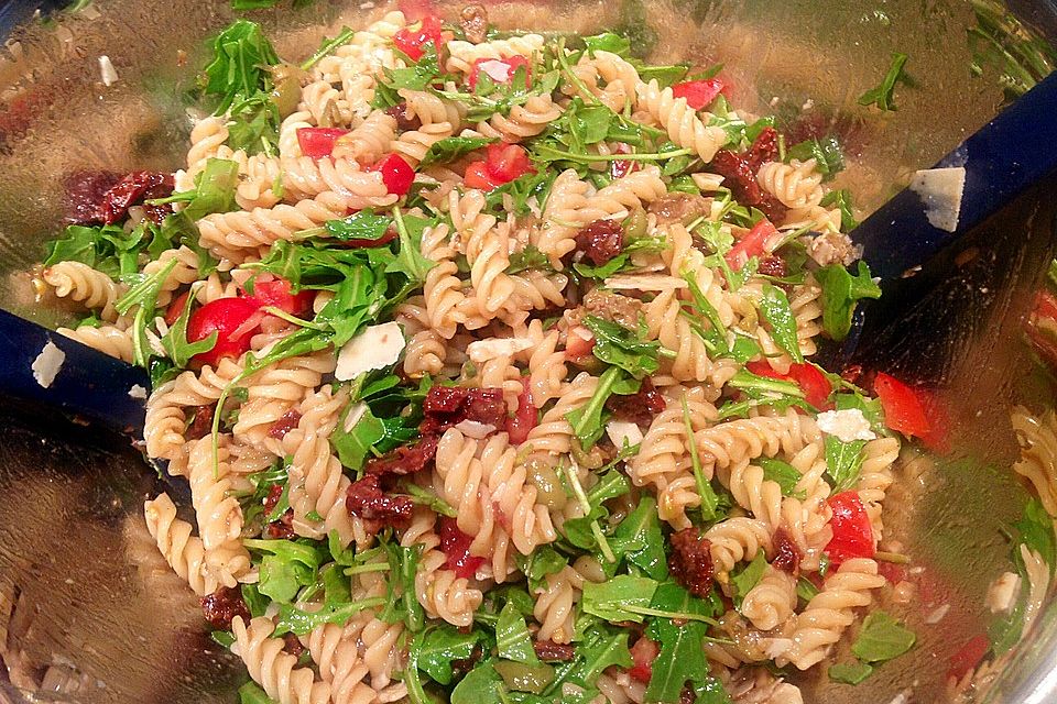 Italienischer Nudelsalat mit Rucola und getrockneten Tomaten