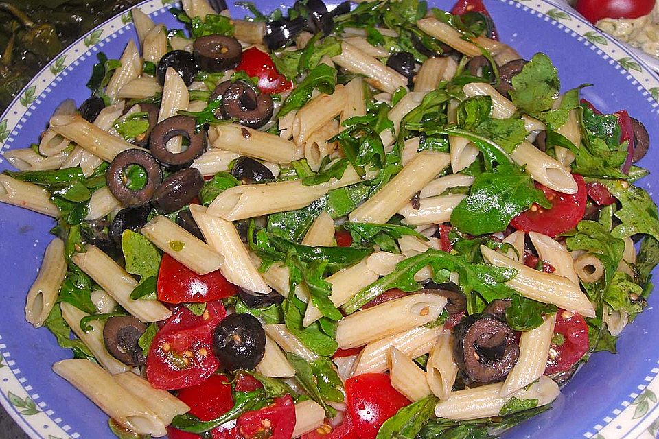 Italienischer Nudelsalat mit Rucola und getrockneten Tomaten