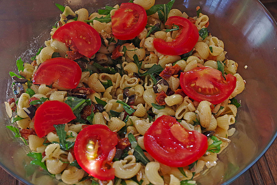 Italienischer Nudelsalat mit Rucola und getrockneten Tomaten