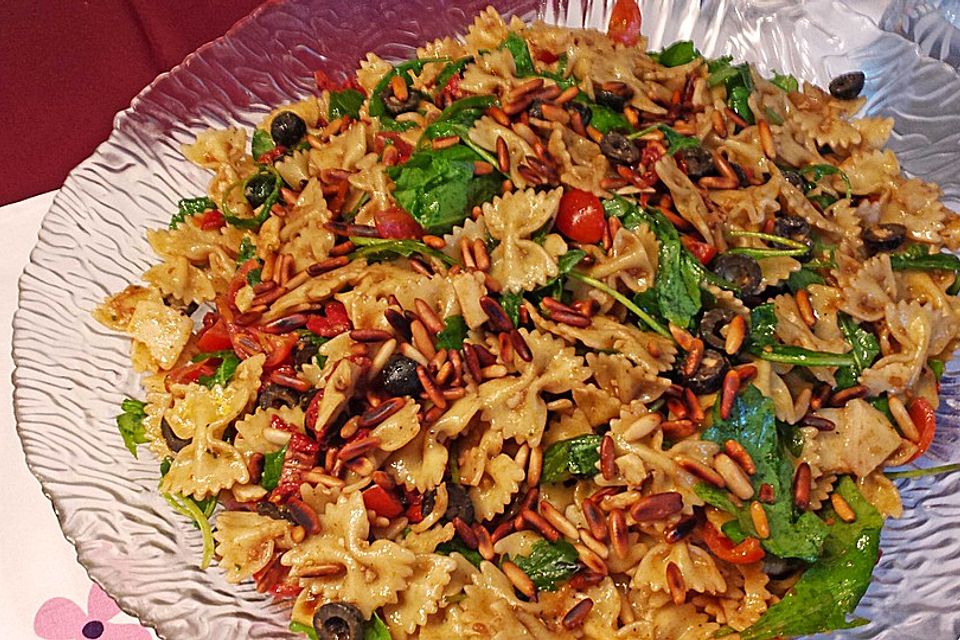 Italienischer Nudelsalat mit Rucola und getrockneten Tomaten