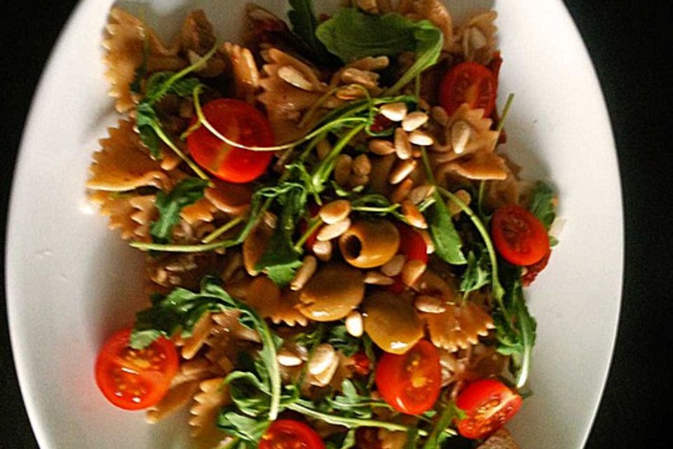 Italienischer Nudelsalat mit Rucola und getrockneten Tomaten