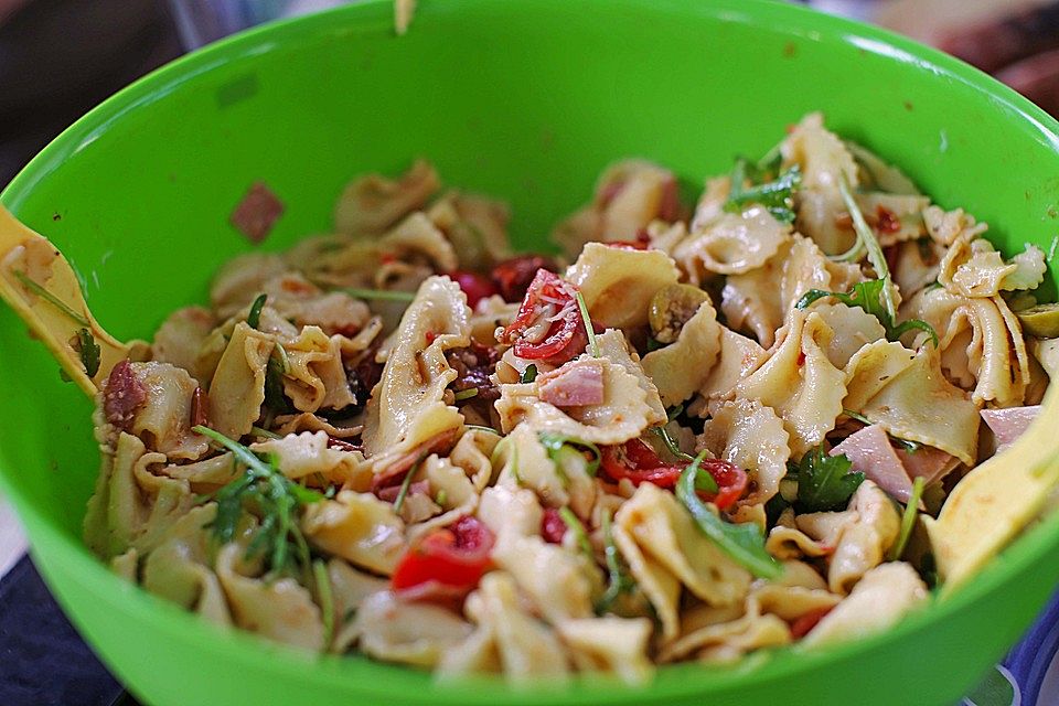 Italienischer Nudelsalat mit Rucola und getrockneten Tomaten