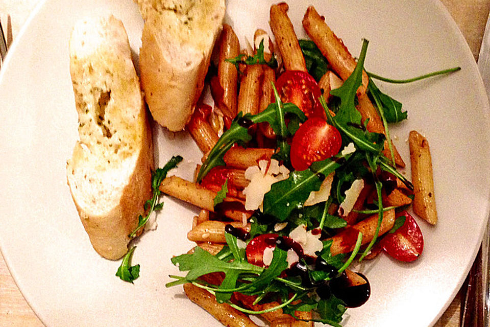 Italienischer Nudelsalat mit Rucola und getrockneten Tomaten