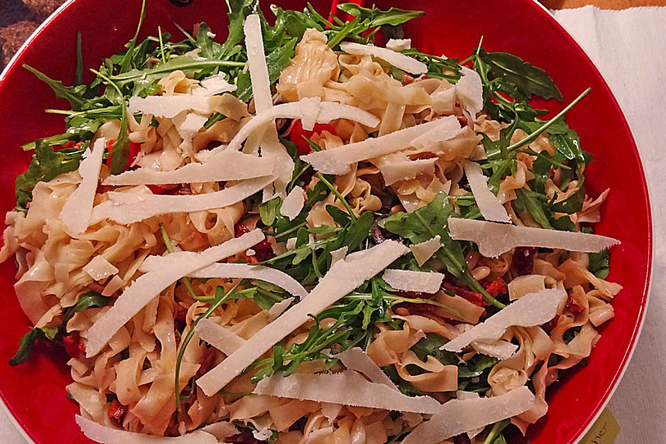 Italienischer Nudelsalat mit Rucola und getrockneten Tomaten