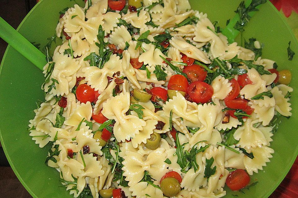 Italienischer Nudelsalat mit Rucola und getrockneten Tomaten