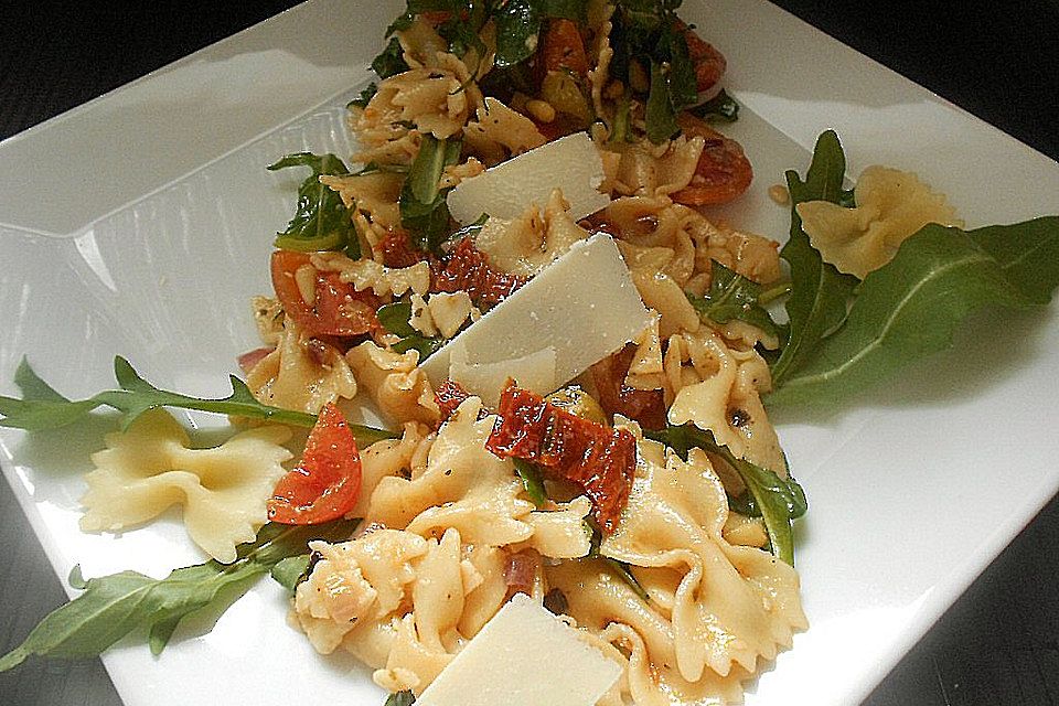 Italienischer Nudelsalat mit Rucola und getrockneten Tomaten