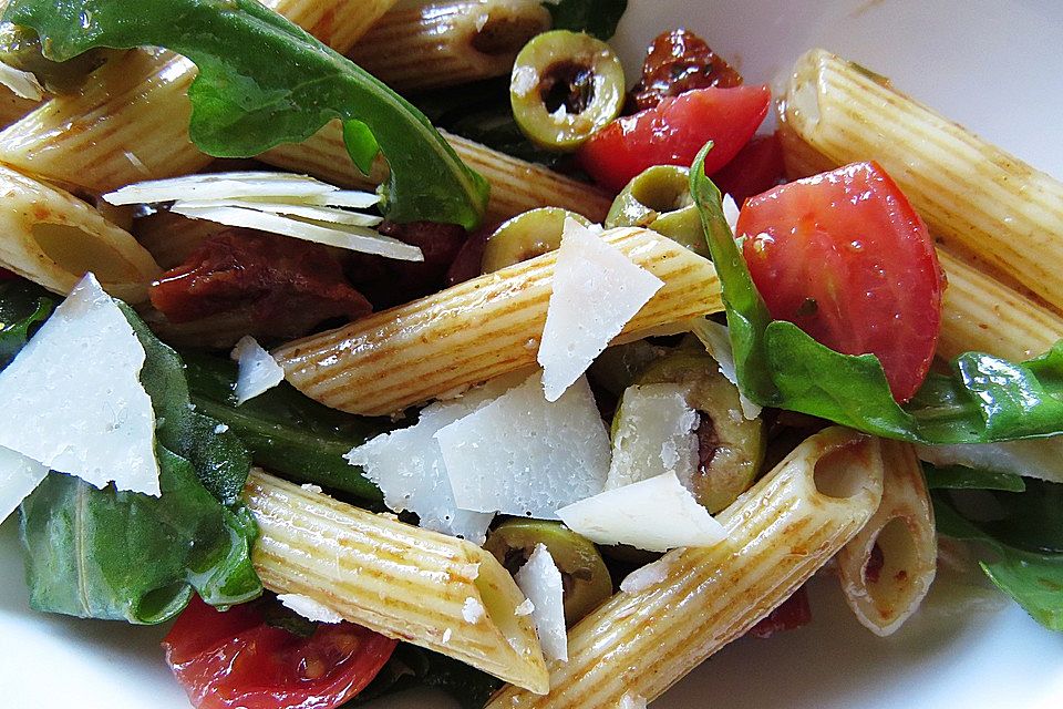 Italienischer Nudelsalat mit Rucola und getrockneten Tomaten