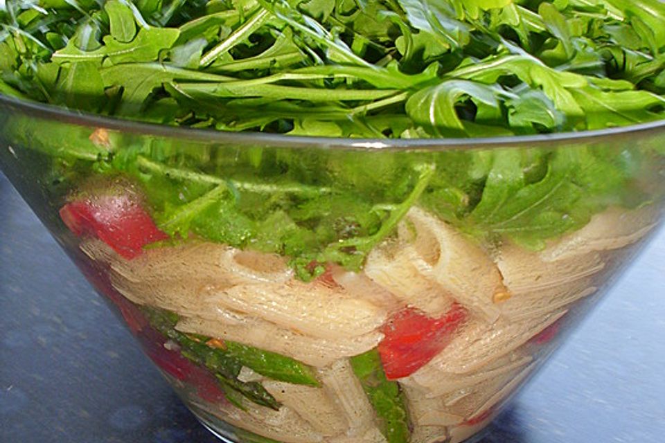 Italienischer Nudelsalat mit Rucola und getrockneten Tomaten