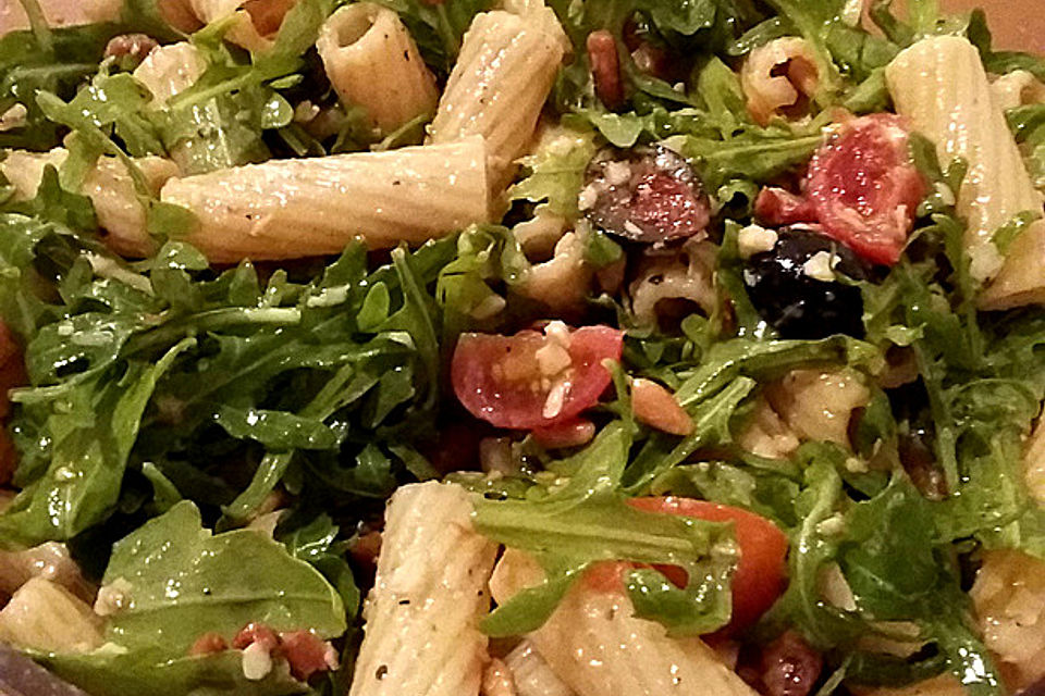 Italienischer Nudelsalat mit Rucola und getrockneten Tomaten