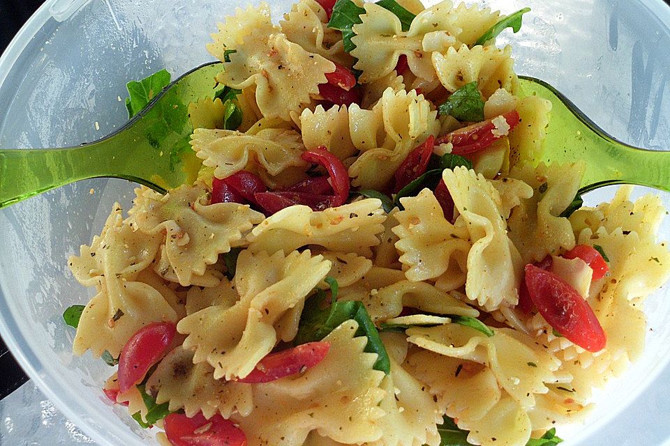 Italienischer Nudelsalat mit Rucola und getrockneten Tomaten