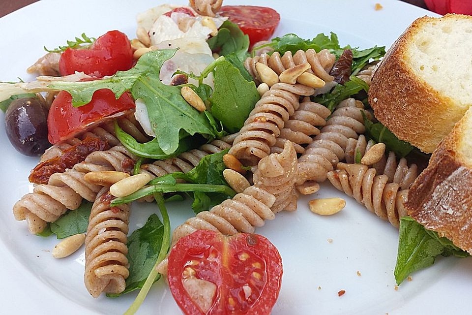 Italienischer Nudelsalat mit Rucola und getrockneten Tomaten