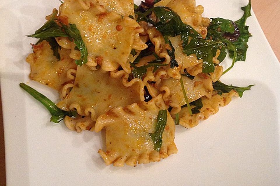 Italienischer Nudelsalat mit Rucola und getrockneten Tomaten