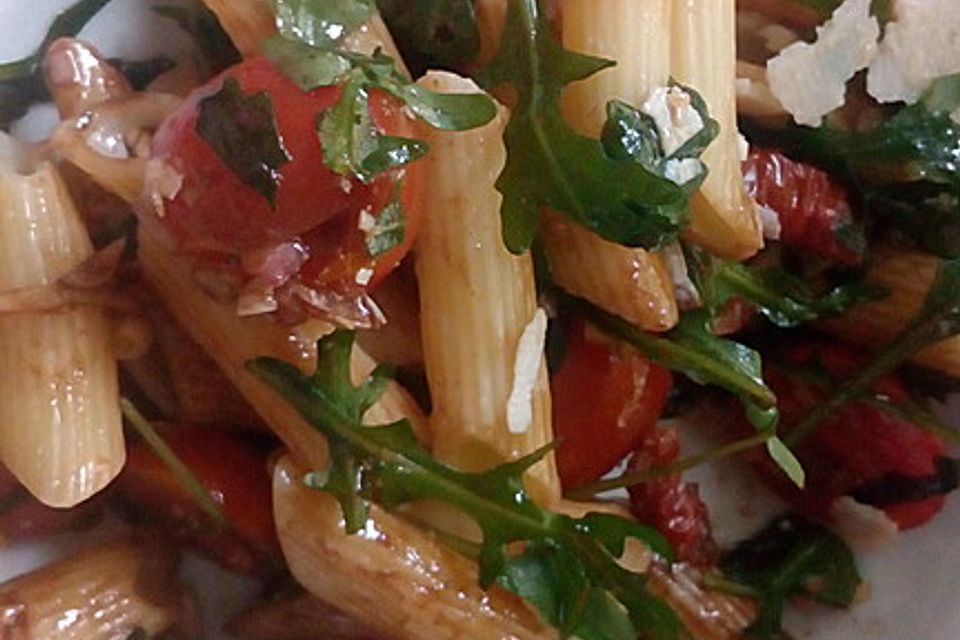 Italienischer Nudelsalat mit Rucola und getrockneten Tomaten