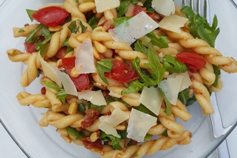 Italienischer Nudelsalat mit Rucola und getrockneten Tomaten