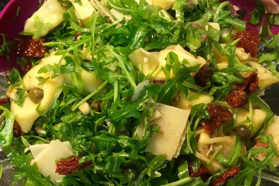 Italienischer Nudelsalat mit Rucola und getrockneten Tomaten