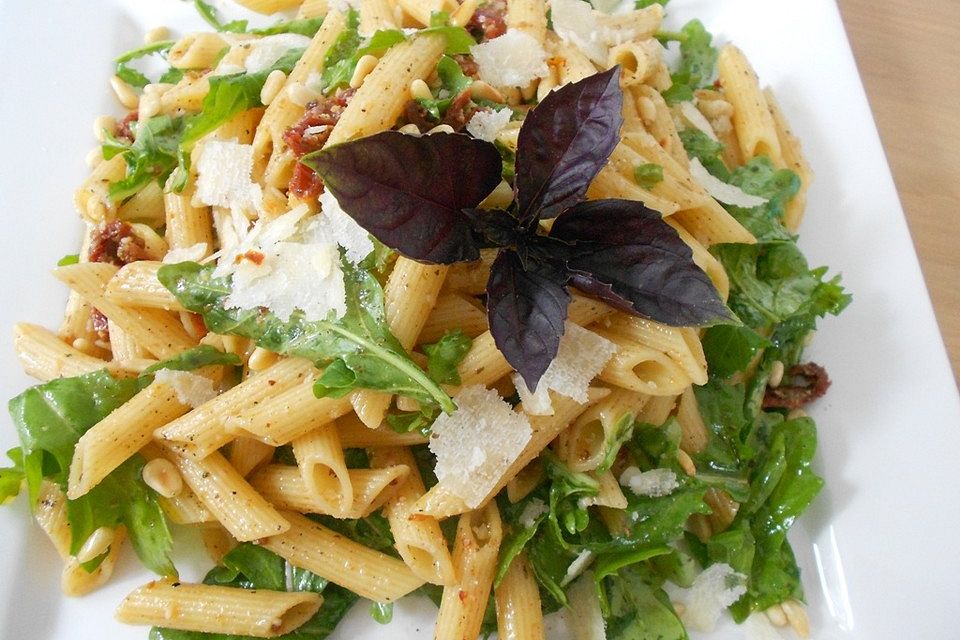 Italienischer Nudelsalat mit Rucola und getrockneten Tomaten