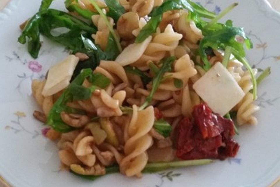 Italienischer Nudelsalat mit Rucola und getrockneten Tomaten