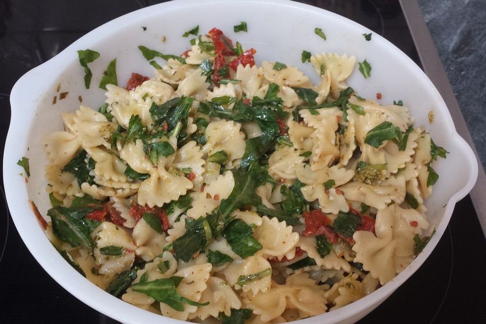 Italienischer Nudelsalat mit Rucola und getrockneten Tomaten