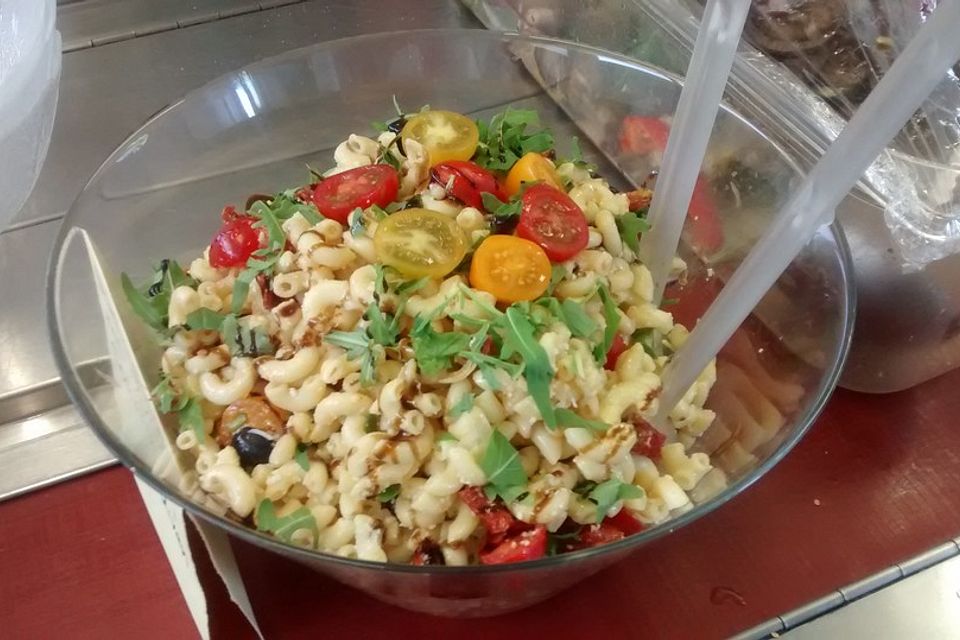 Italienischer Nudelsalat mit Rucola und getrockneten Tomaten