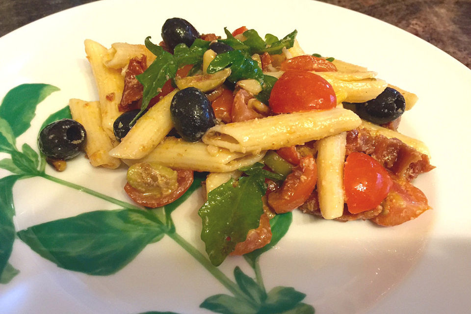 Italienischer Nudelsalat mit Rucola und getrockneten Tomaten