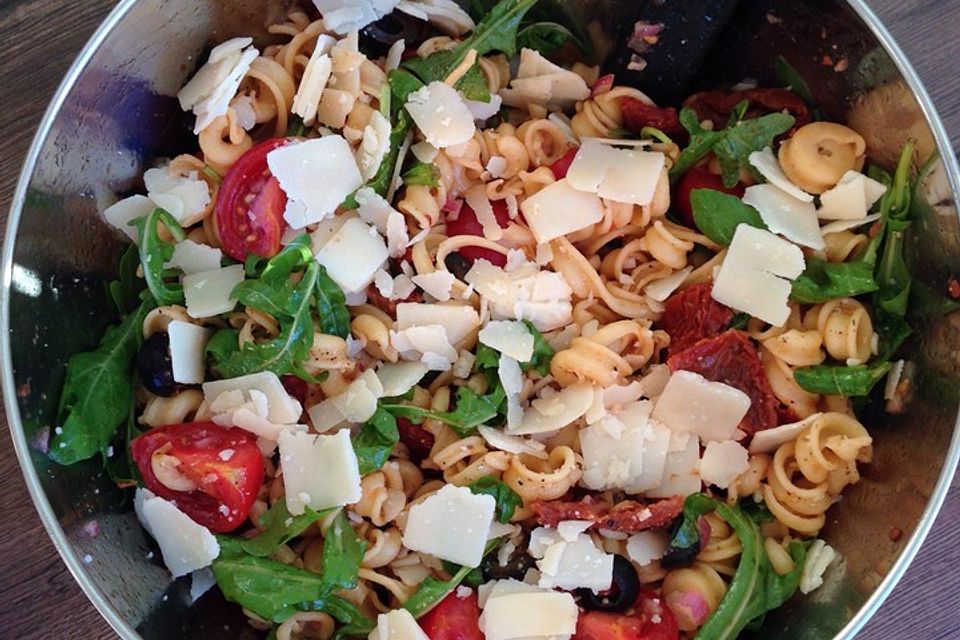 Italienischer Nudelsalat mit Rucola und getrockneten Tomaten