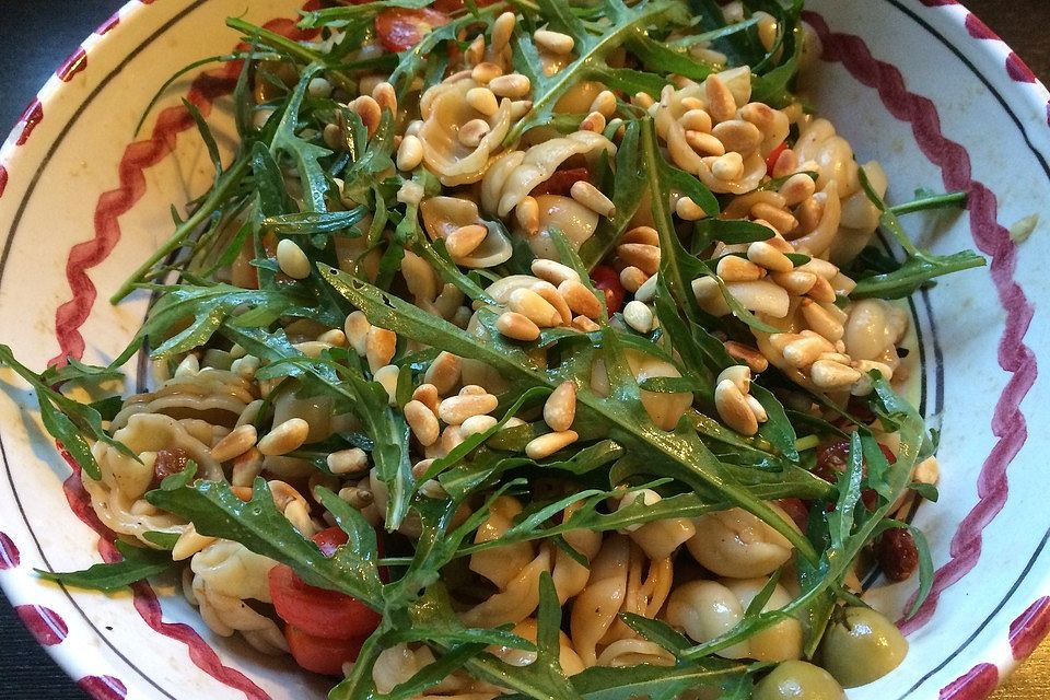 Italienischer Nudelsalat mit Rucola und getrockneten Tomaten