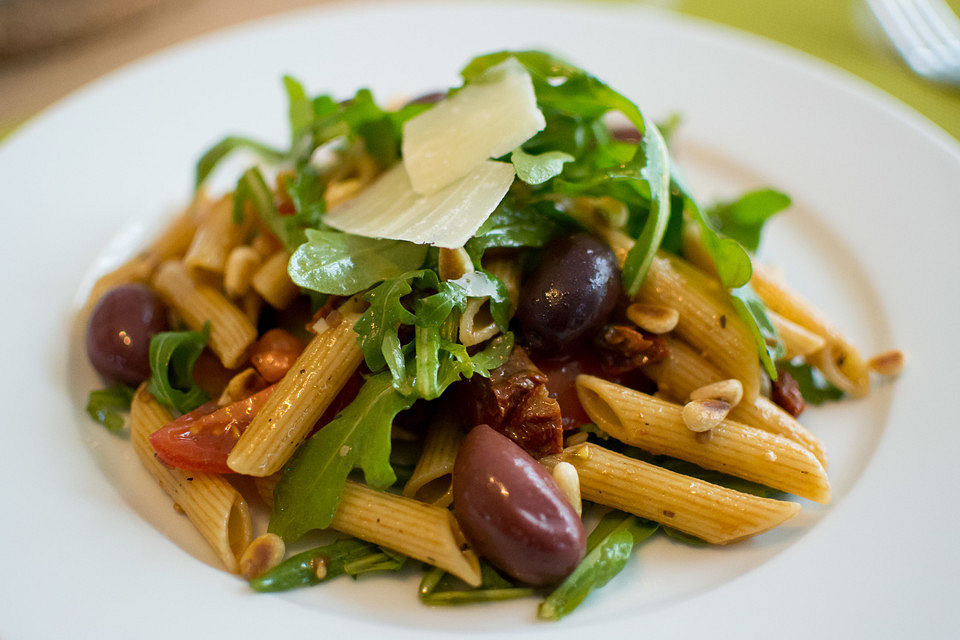 Italienischer Nudelsalat mit Rucola und getrockneten Tomaten