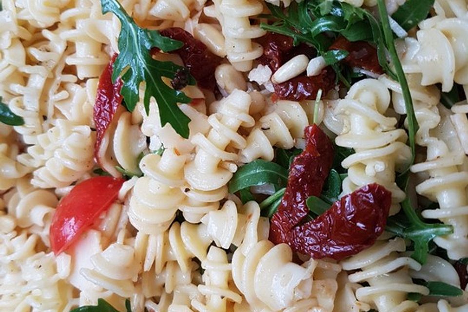 Italienischer Nudelsalat mit Rucola und getrockneten Tomaten