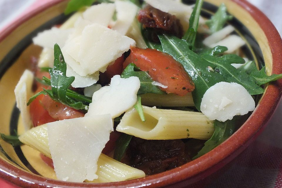 Italienischer Nudelsalat mit Rucola und getrockneten Tomaten