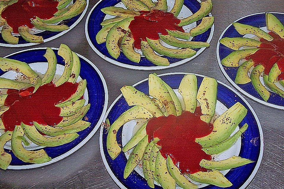 Süße Avocado mit Himbeeren