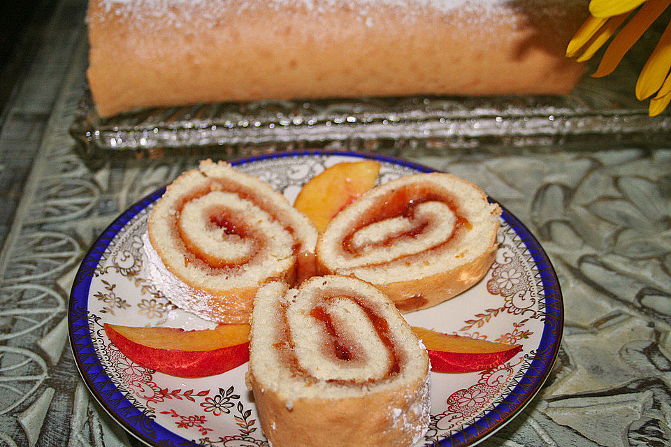 Biskuitrolle mit Konfitürefüllung