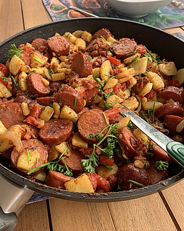 Bunte Kartoffel-Cabanossi-Pfanne mit Paprika