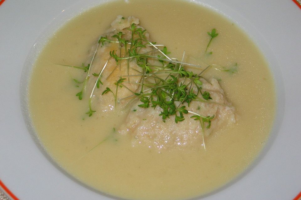 Kohlrabicremesuppe mit Schinkennockerl und Kresse