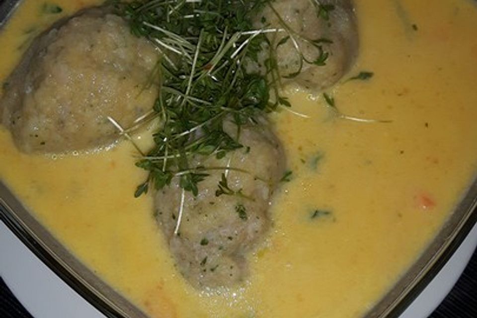 Kohlrabicremesuppe mit Schinkennockerl und Kresse