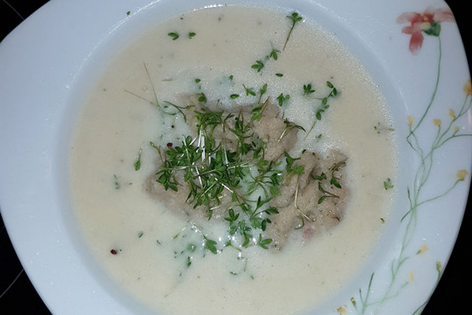 Kohlrabicremesuppe mit Schinkennockerl und Kresse