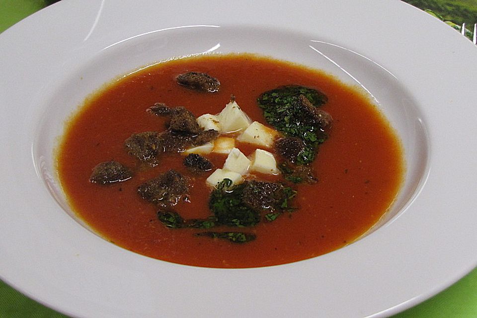 Basilikum - Tomatensuppe mit Mozzarella