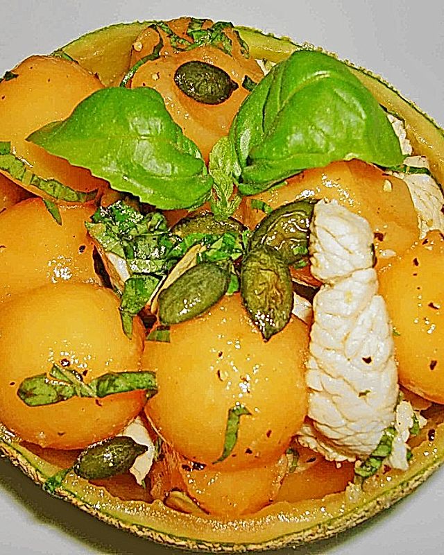 Melonensalat mit Hühnerbruststreifen und Basilikum