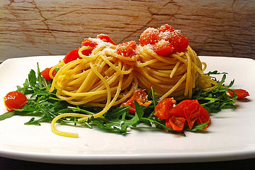 Pasta aglio olio mit Rucola und Tomaten