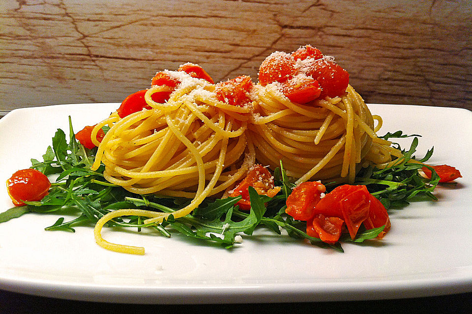 Pasta aglio olio mit Rucola und Tomaten