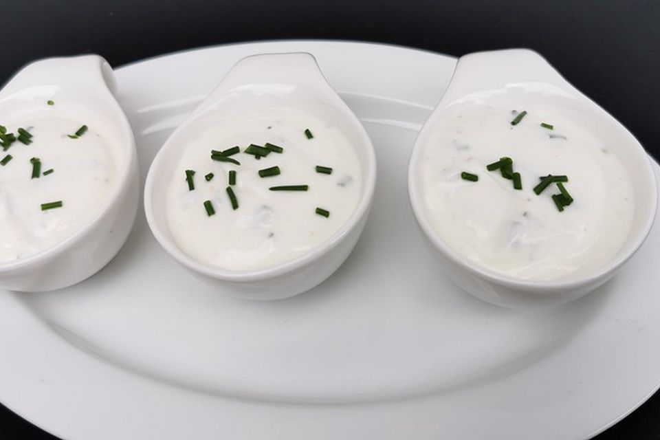 Joghurt - Dip mit Kräutern und Senf