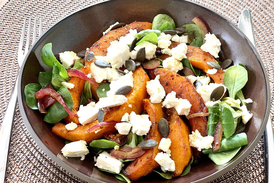 Feldsalat mit gebratenem Kürbis