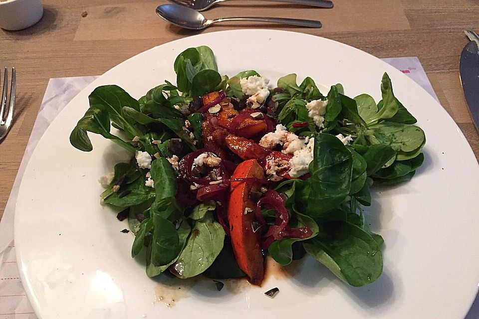 Feldsalat mit gebratenem Kürbis