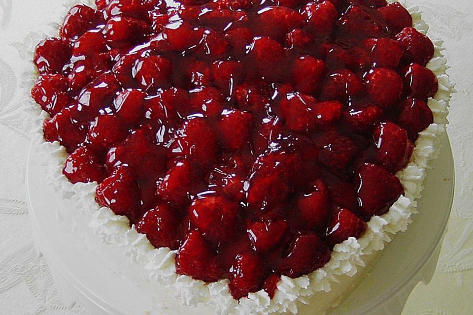 Feine Eierlikör - Mascarpone - Torte mit Himbeerguss