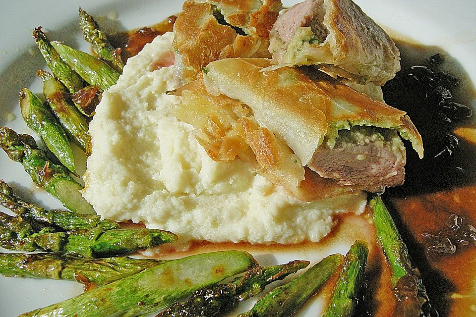 Lammfilet - Bärlauch - Filo - Strudel mit Knoblauch - Mandel - Püree